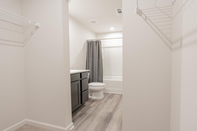 Building Photo - 3 bedroom, 2.5 bathroom townhouse.