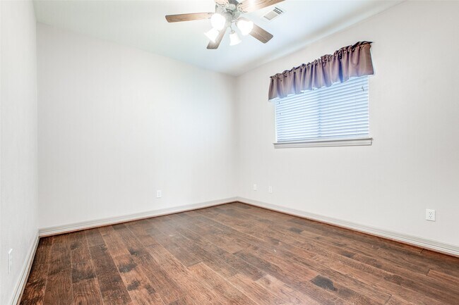 Building Photo - 13661 Lakeside Pl Dr