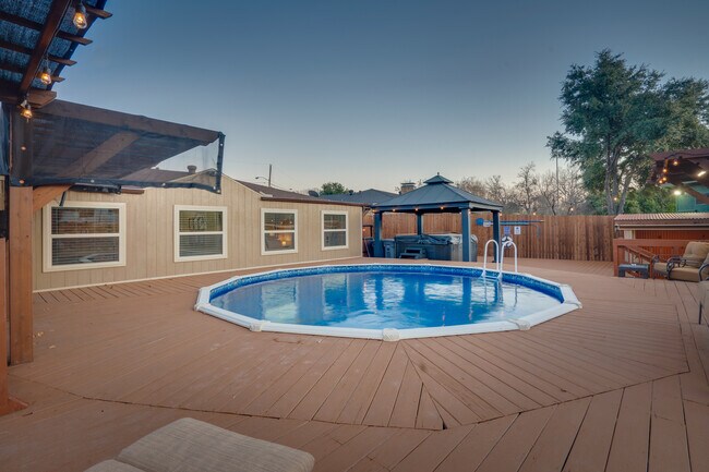 Building Photo - 7809 Claremont Dr