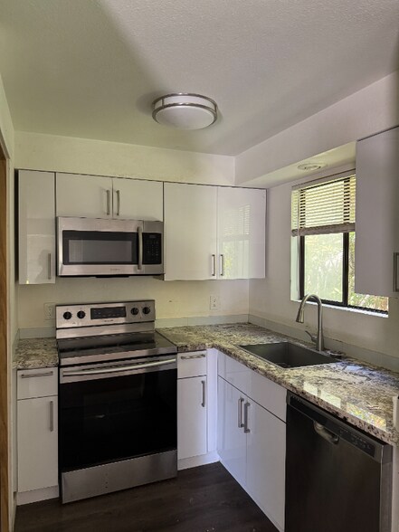 Building Photo - 1408 Bellevue Way NE