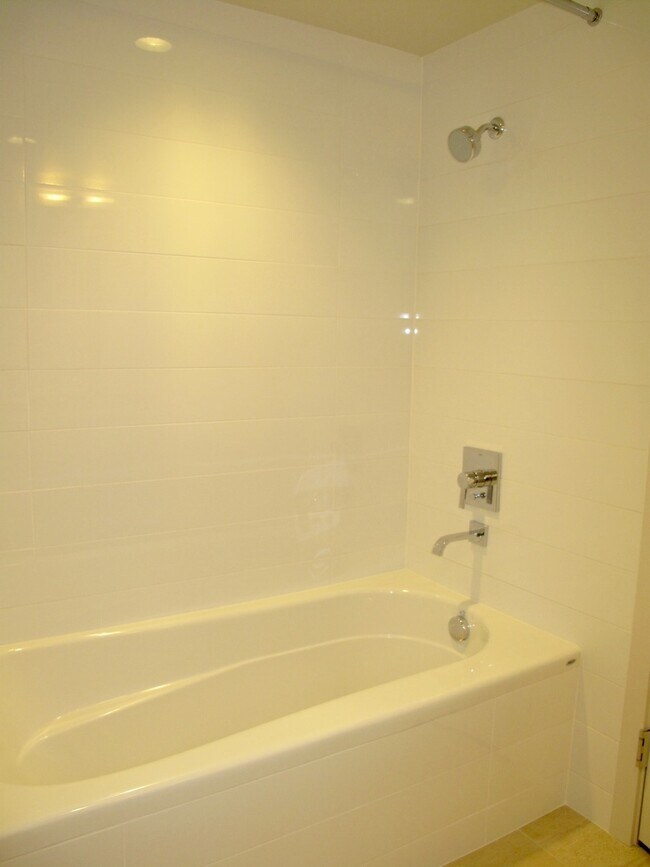 Building Photo - Exquisite 2 Bed/2 Bath Downtown Condo at I...