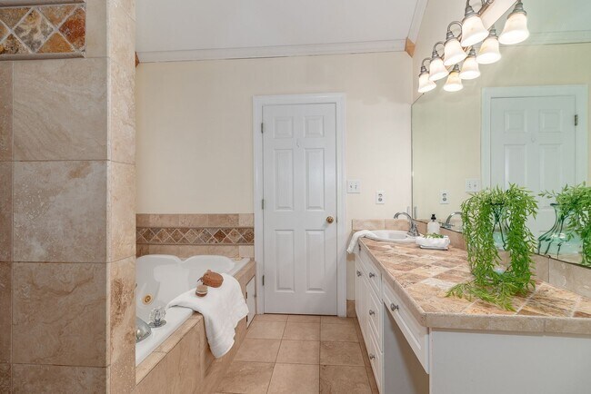 Building Photo - Beautiful 3 bedroom, in-law plan, Family Home in Martinez!  Walk to school!