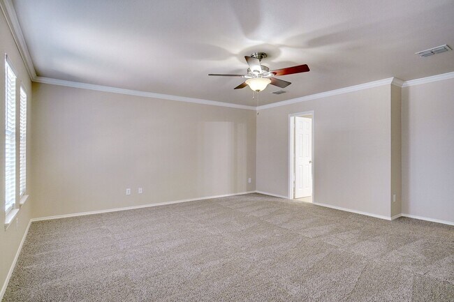 Building Photo - Gorgeous Home with Lots of Space!