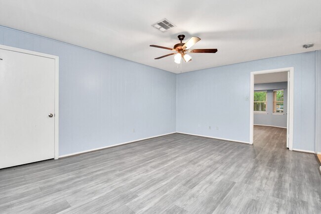 Building Photo - 8022 Sharpview Dr