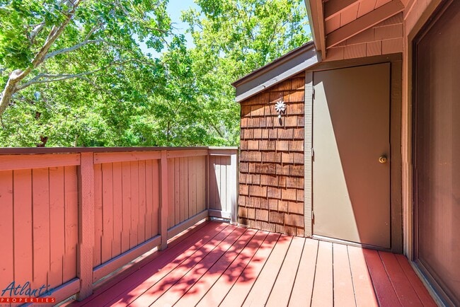 Building Photo - Beautiful Condo | Central A/C | Private Ba...