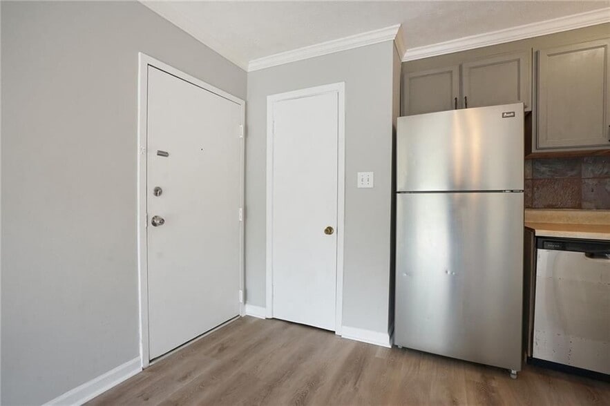 Building Photo - 2805 Northeast Expy