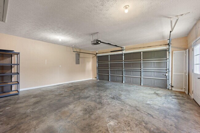 Building Photo - 180 Lilly Ln