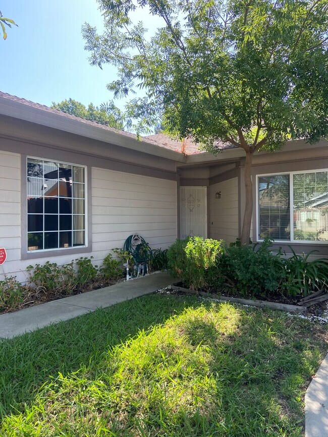 Building Photo - 2 Bdrm, 2 bath home in Laguna - Elk Grove