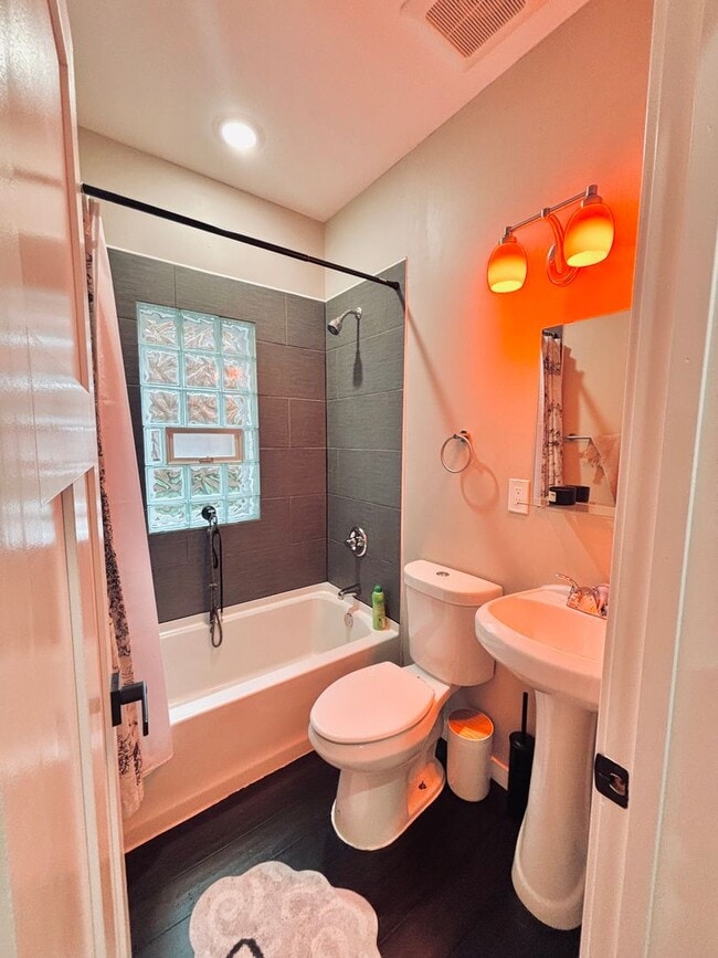 Building Photo - Rare Minnehaha Parkway rental under 5k! Be...