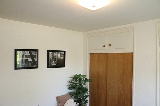 Building Photo - 2000 sq feet 5 bed 3 bath home close to Poly!!