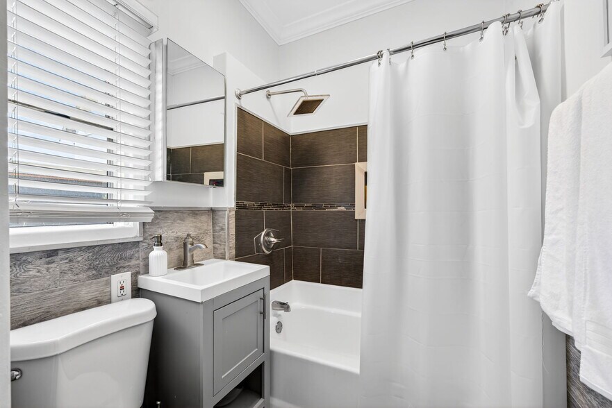 Building Photo - 5919 Lexington Ave