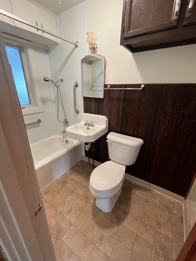 Building Photo - **Coming Soon Centrally Located 1 Bedroom ...