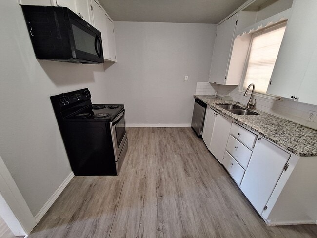 Building Photo - 2 bedroom, 1 bath