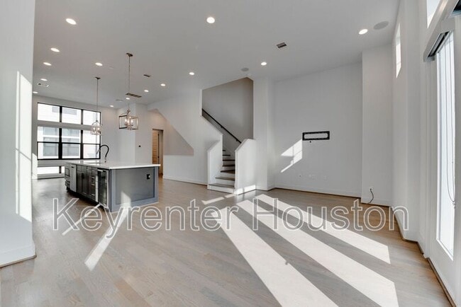 Building Photo - 2928 Lamar St
