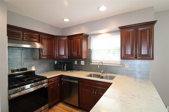Building Photo - 912 Oakwood Farms Ln