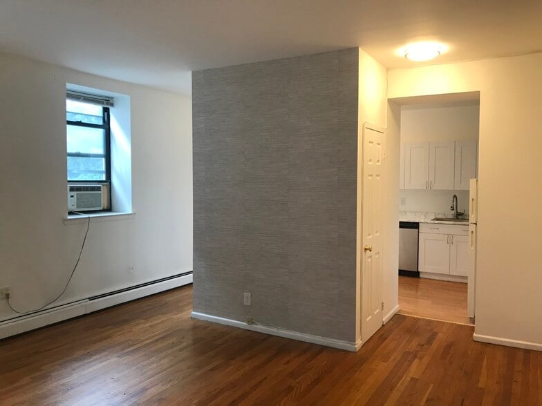 Building Photo - 137 W 110th St