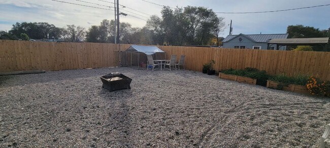 Building Photo - 4 Bedroom Home w/ Spacious Yard!