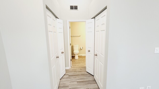Building Photo - 725 Shady Oaks Ct