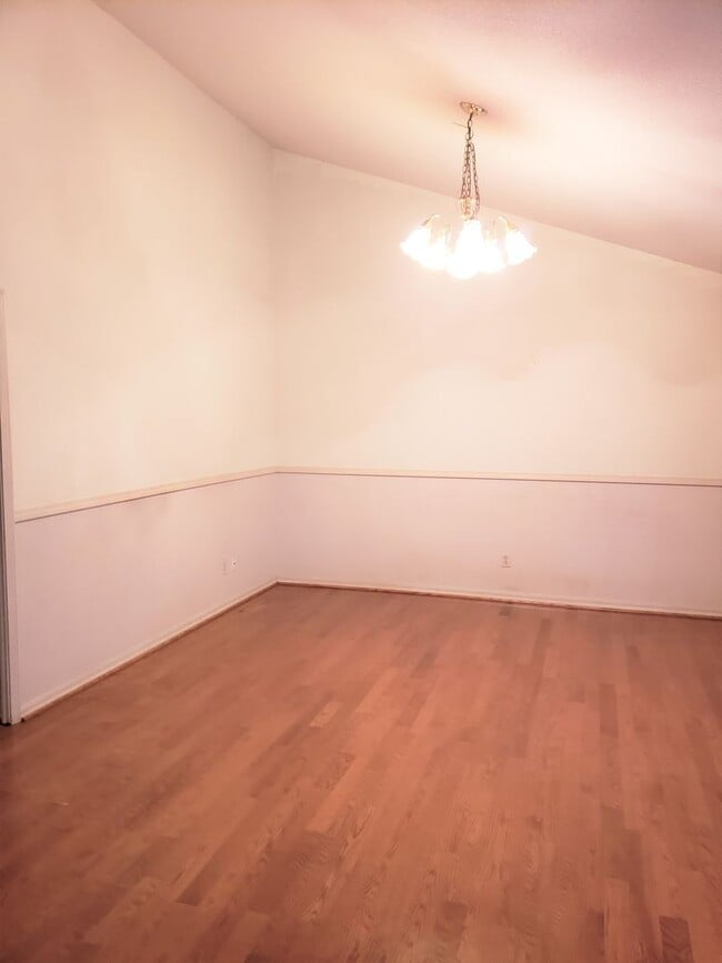 Building Photo - 4 bedroom 2 1/2 bath home in Sunset Oaks