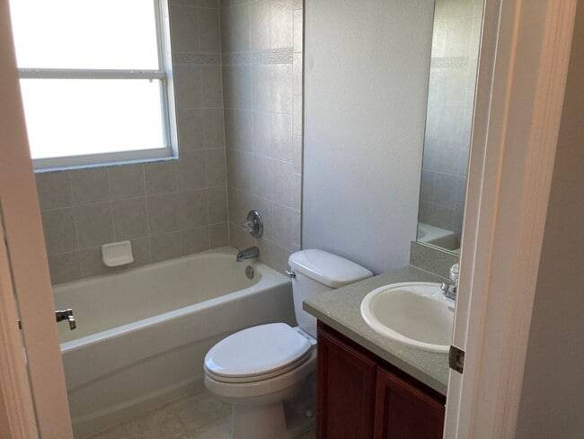 Building Photo - Beautiful 3x2 in gated community