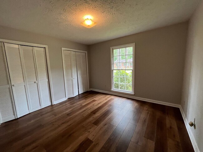 Building Photo - 686/688 Old Summerville Rd