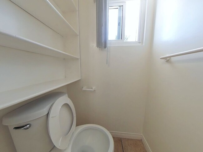 Building Photo - 7 Bedroom 4 Bath Home a hop and a skip to campus- SUPER CLOSE TO CAMPUS!