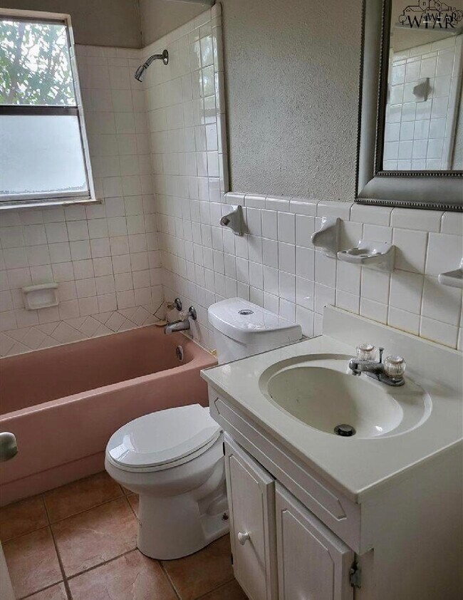 Building Photo - 1408 Deville St