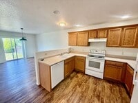 Building Photo - 3 Bedroom 2.5 Bath Townhouse w/ 2-Car Garage!