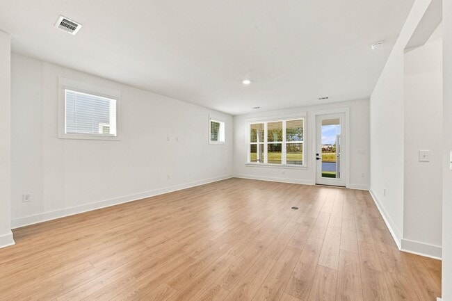 Building Photo - 3084 Claredon St