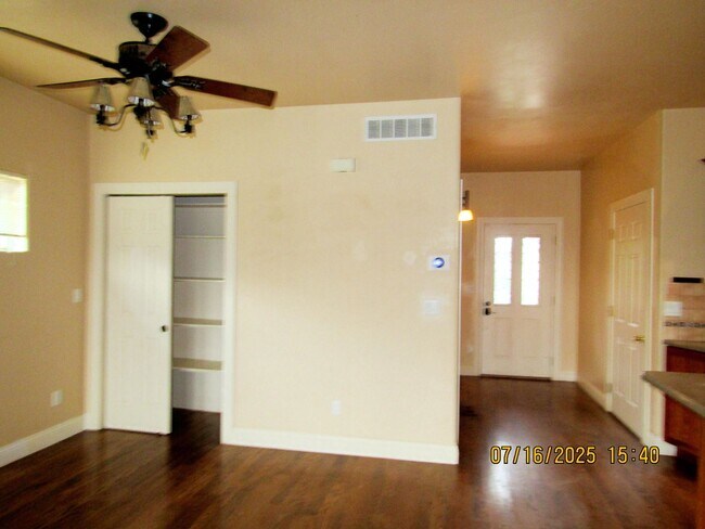 Building Photo - Townhome in Rifle!