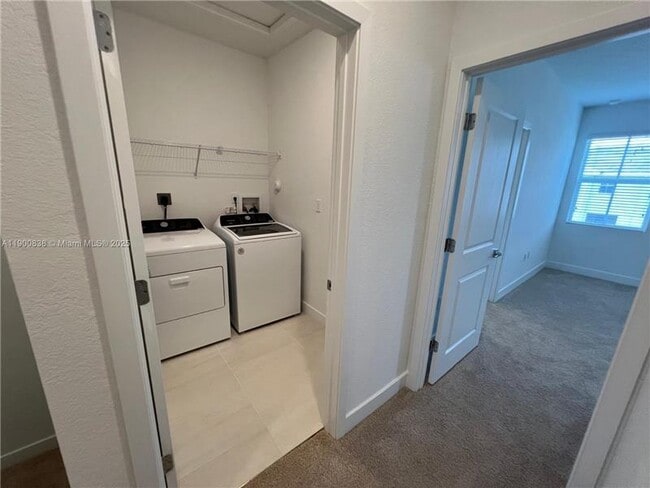 Building Photo - 136 SW 170th Ave