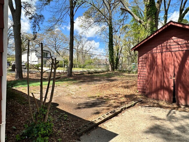 Building Photo - 2 bedroom 1 bath bungalow in the heart of ...