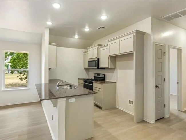 Building Photo - Move-In Ready 2-Bed Home in Lawton w/ Garage