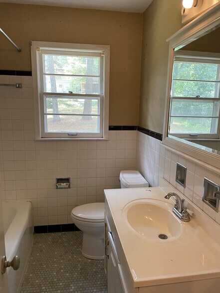 Building Photo - 1512 2nd Plz NW