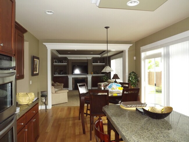 Building Photo - Gorgeous 3 bedroom, 2.5 bath in "Eagle Hei...