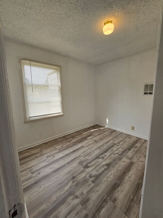 Building Photo - 1818 W 5th St