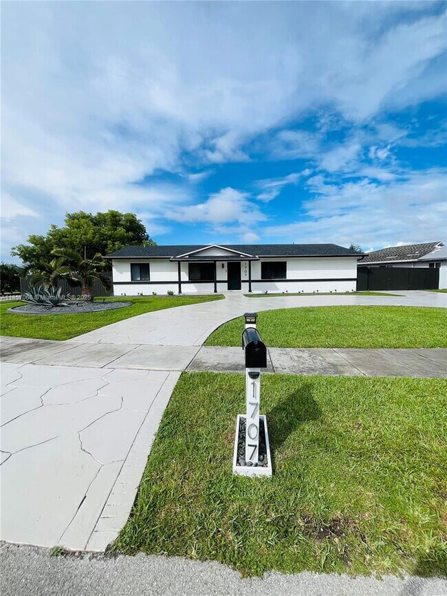 Primary Photo - 1707 S Curlew Ln