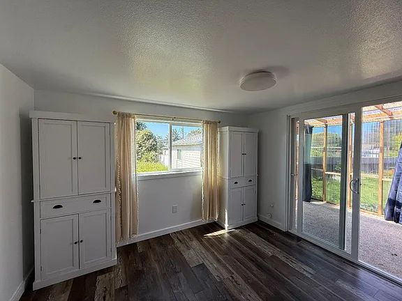 Building Photo - "Charming 3-Bed Oasis with Cozy Fireplace in Coos Bay – Your Perfect Retreat Awaits!"