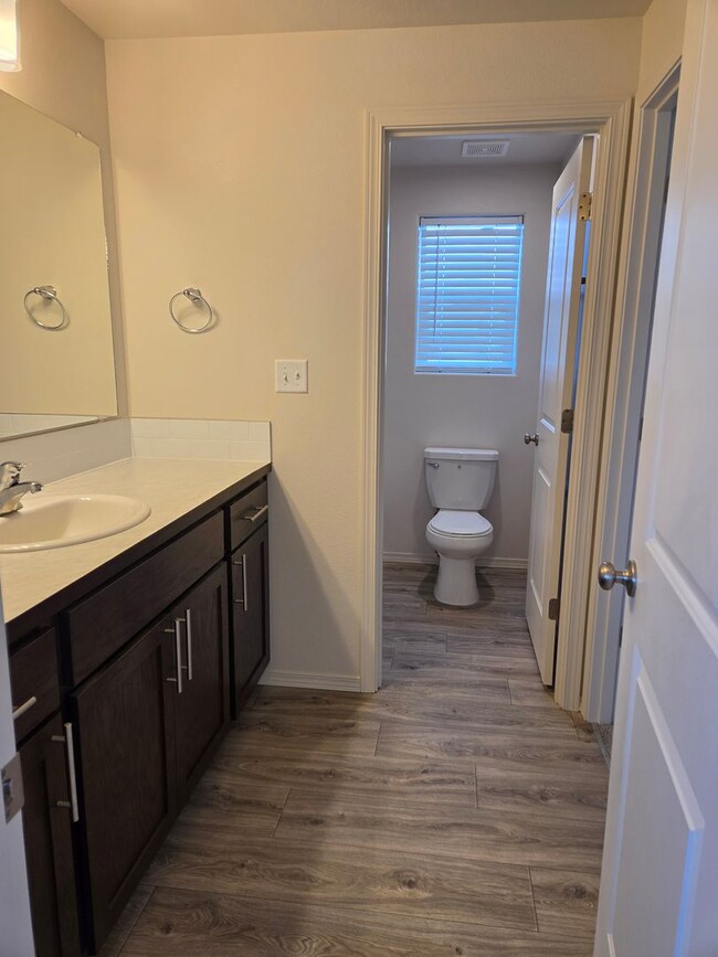 Building Photo - 2-story 3 bed 2.5 bath with garage