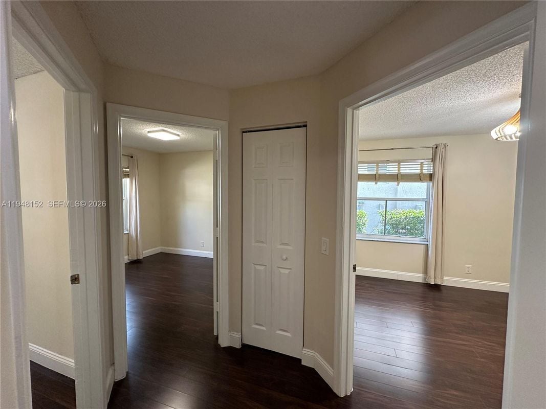 Building Photo - 4192 Laurel Ridge Cir
