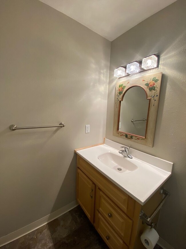 Building Photo - Hartz Property Management Presents: Rossmo...