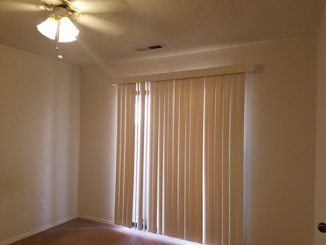 Building Photo - 3 Bed/2 Bath End Unit