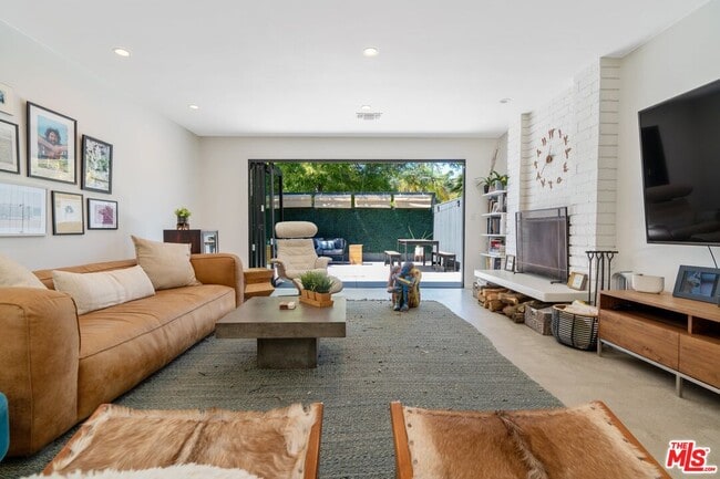 Building Photo - 2820 Nichols Canyon Pl