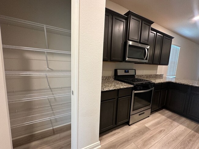 Building Photo - For Lease | 3 Bed, 2 Bath | 1,552 Sq Ft | ...
