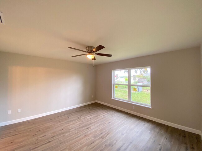 Building Photo - Custom Home - Desirable SE Belleview Neigh...