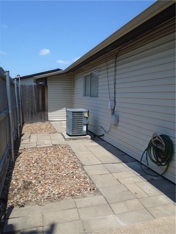 Building Photo - 2100 Windsor Dr