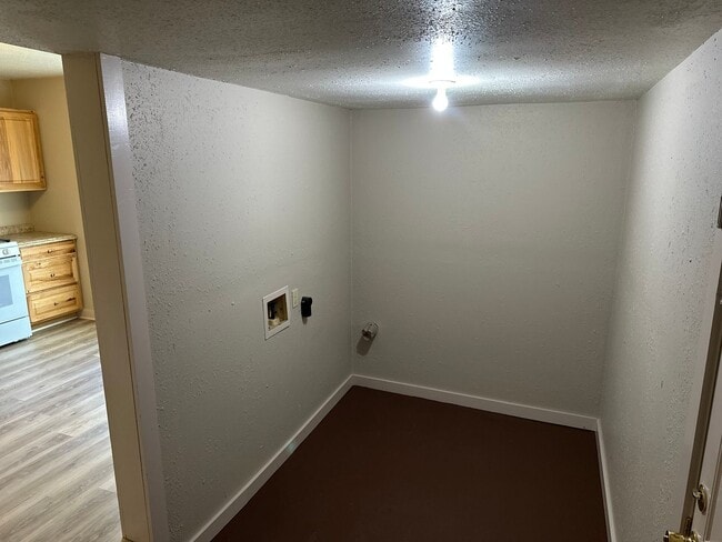 Building Photo - 2 Bedroom, 1 Bathroom Home with large backyard, near Downtown Springdale