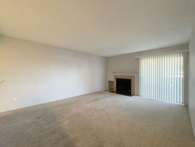 Building Photo - 1 bedroom condo w/ patio. Outdoor pool!