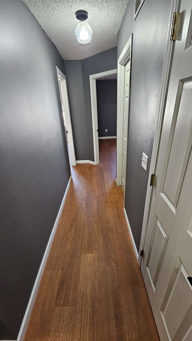 Building Photo - 10991 Oak Grv Cir