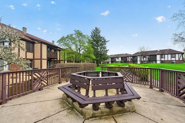 Building Photo - 1700 Lakecliffe Dr